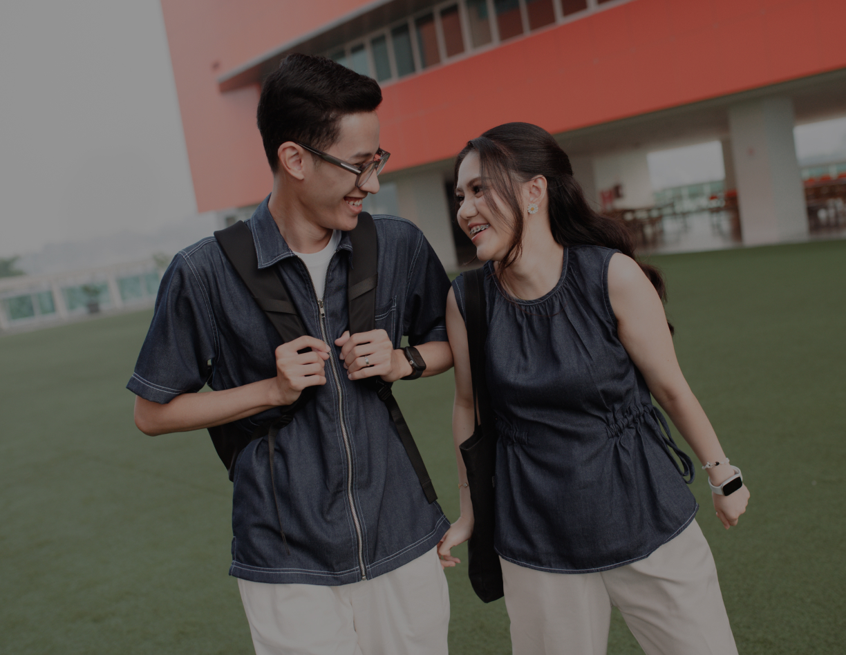 Shafa dan Aria tertawa bersama di halaman kampus